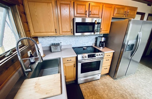 Berkeley Springs Cabin | Pet-Friendly Cozy Creekview Cabin with Hot Tub & Spa