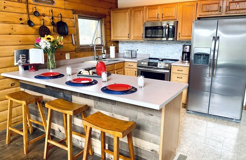 Berkeley Springs Cabin | Pet-Friendly Cozy Creekview Cabin with Hot Tub & Spa