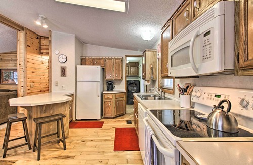 Crosby Cabin | Inviting Crosby Cabin by Serpent Lake with Spa & Breakfast