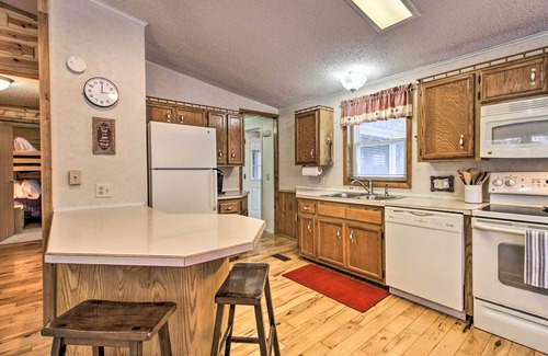 Crosby Cabin | Inviting Crosby Cabin by Serpent Lake with Spa & Breakfast