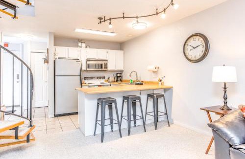 Alyeska Apartment | Inviting Crystal Mountain Condo for Family-Friendly Getaways