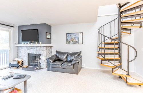 Alyeska Apartment | Inviting Crystal Mountain Condo for Family-Friendly Getaways