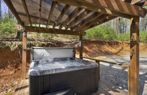 Blue Ridge House | Inviting Cub Cabin: 4-Star Stay with Hot Tub & Pet-Friendly