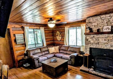 Pinetop House | Relaxing Getaway at Cozy Cub Log Cabin - Pet Friendly Retreat