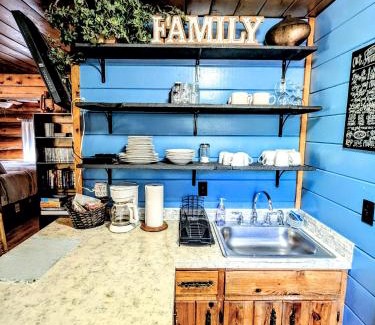 Pinetop House | Relaxing Getaway at Cozy Cub Log Cabin - Pet Friendly Retreat