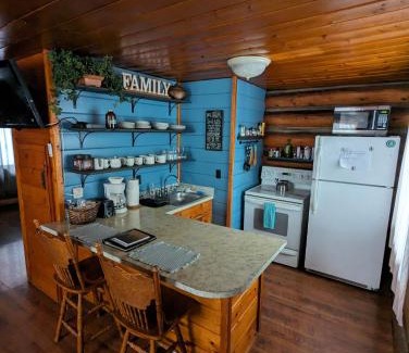 Pinetop House | Relaxing Getaway at Cozy Cub Log Cabin - Pet Friendly Retreat