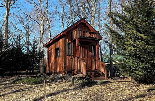 Point of Rocks Cabin | Cozy Custom-built Cottage in pleasant Point of Rocks with WiFi and AC