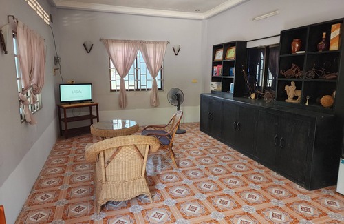Svay Pao House | Inviting Apartment with Kitchen, Pet and Child Friendly