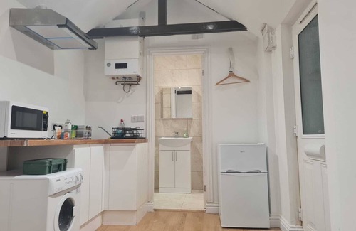 Bletchley Apartment | Cozy Detached Studio Retreat with Kitchen & Bath