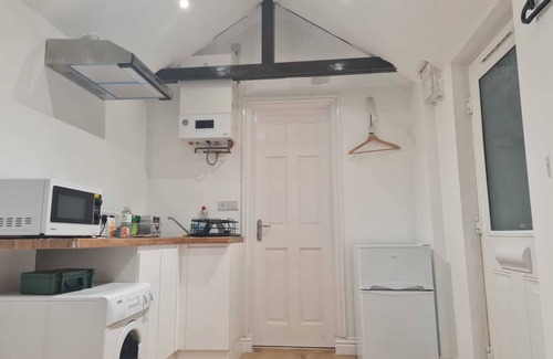 Bletchley Apartment | Cozy Detached Studio Retreat with Kitchen & Bath