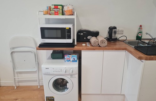 Bletchley Apartment | Cozy Detached Studio Retreat with Kitchen & Bath