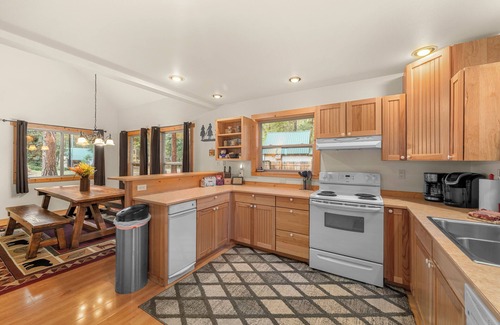 Leavenworth House | Pet-Friendly Cabin with Hot Tub and 10/10 Guest Rating