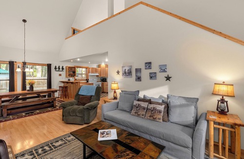 Leavenworth House | Pet-Friendly Cabin with Hot Tub and 10/10 Guest Rating