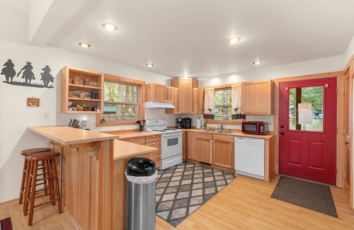 Leavenworth House | Pet-Friendly Cabin with Hot Tub and 10/10 Guest Rating