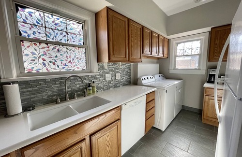 Great Bend House | Top-Rated Double King Suite Bungalow with Kitchen & Breakfast