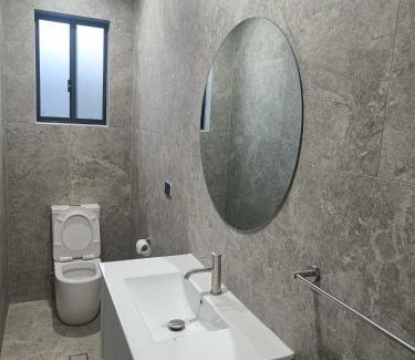 Guildford House | Cozy Double Room in Modern House - NR6