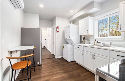 Kalamazoo Apartment | Cozy Downtown 1-bedroom Retreat in superb Kalamazoo with AC, WiFi