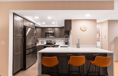 Northwest Bellevue Condo | Top-Rated Downtown Bellevue Condo with Pool & Free Parking