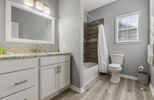Pine Bluff House | Modern Downtown 3BR Home with Pool and Spa Amenities