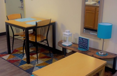 Downtown Pittsburgh Apartment | Cozy Downtown Apartment | TV & Walkable Location