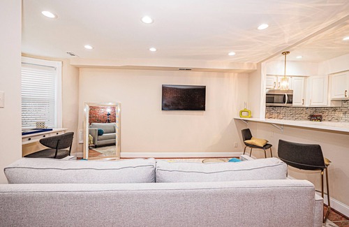 Logan Circle Apartment | Cozy Downtown Convention Center Basement Apartment