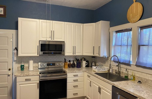Dade City Cottage | Cozy downtown Dade City cottage. Pet friendly.