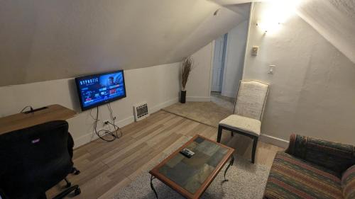 Sunnyside Apartment | Charming Downtown One Bedroom with Free Parking & Breakfast