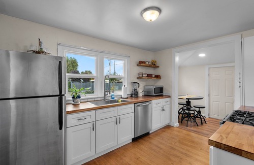 Redmond House | Cozy Downtown Redmond Cottagenn
