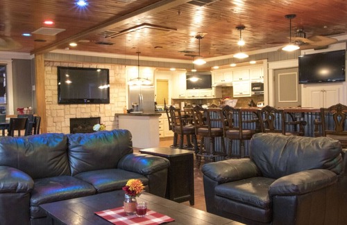 Denison Cabin | Inviting Duplex Cabin with Lake Views at Texoma