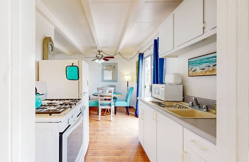 Pierpont Bay Apartment | Oceanview Balcony Duplex - Steps from the Beach