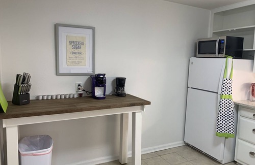 Cheyenne House | Inviting Retreat Near UMC with Ocean Views & Breakfast