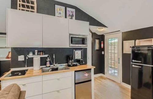 Georgetown House | Charming Studio Retreat! Walk to the Square & Pet Friendly