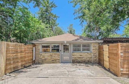 Georgetown House | Charming Studio Retreat! Walk to the Square & Pet Friendly