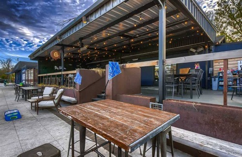 Georgetown House | Charming Studio Retreat! Walk to the Square & Pet Friendly