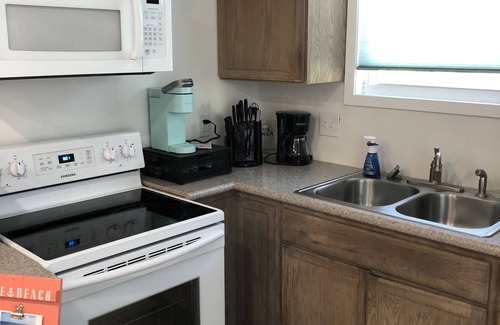 Galveston Apartment | Pet-Friendly Efficiency Near Beach & Shopping - Rated 10/10