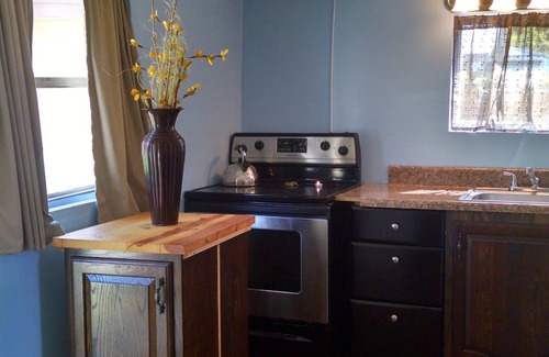 Titusville Cottage | Charming Efficiency Cottage Near Indian River with Pool