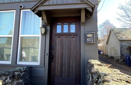 Cliff - Cannon Apartment | Cozy, elegant, and Victorian modern house nDowntown less than 5 minutes.
