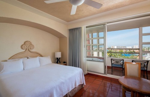 Marina Vallarta Hotel | Cozy & Elegant Studio in Puerto Vallarta with Pool & Gym