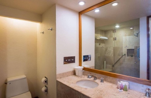 Marina Vallarta Hotel | Cozy & Elegant Studio in Puerto Vallarta with Pool & Gym