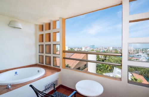 Marina Vallarta Hotel | Cozy & Elegant Studio in Puerto Vallarta with Pool & Gym