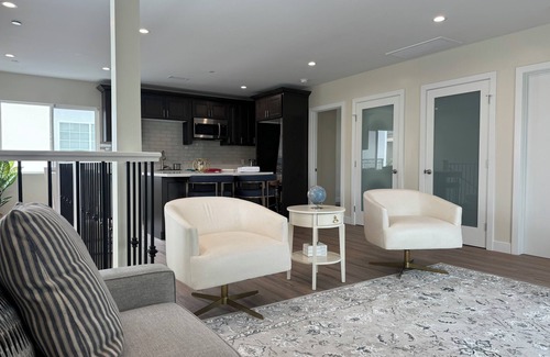 Madrona House | Cozy&Elegant Torrance Apartment with Balcony close to Redondo Beach