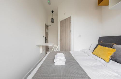 St. George's Apartment | Inviting Ensuite Bedroom for Two near Tufnell Park