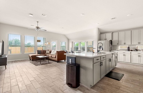 San Antonio House | Convenient Ensuite Retreat with Lake View in San Antonio