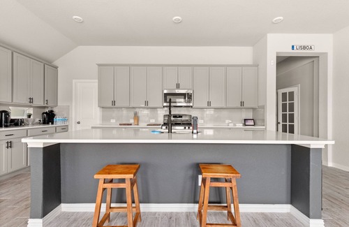 San Antonio House | Convenient Ensuite Retreat with Lake View in San Antonio
