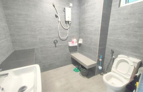 Shah Alam Apartment | Inviting Oceanfront Ensuite for 1-4 Guests - GA6