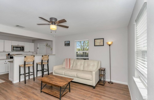 Grand Prairie Apartment | Cozy entire 1-bedroom apartment in charming Grand Prairie with yard