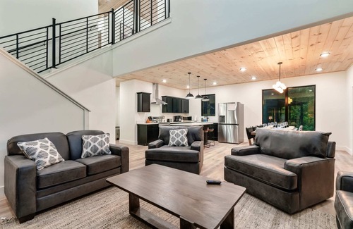 Sevierville Cabin | Cozy Fall Retreat | Luxurious stay, Pool + Hot Tub