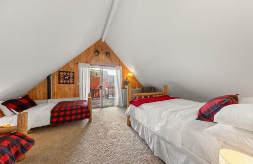 Donner Lake Woods House | Cozy Family Cabin by West Beach at Donner Lake
