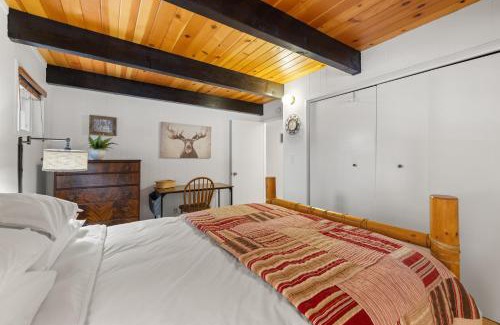 Donner Lake Woods House | Cozy Family Cabin by West Beach at Donner Lake