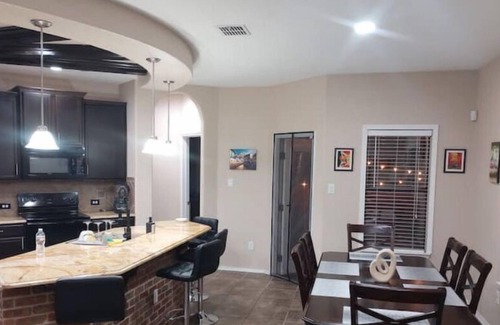 Converse House | Family-Friendly 3 BR House with Spa & Pet Amenities